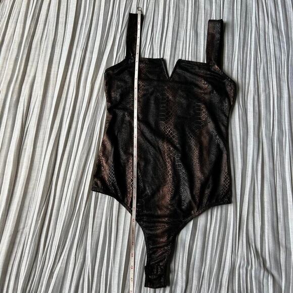 Snake print bodysuit in black - Picture 5 of 8